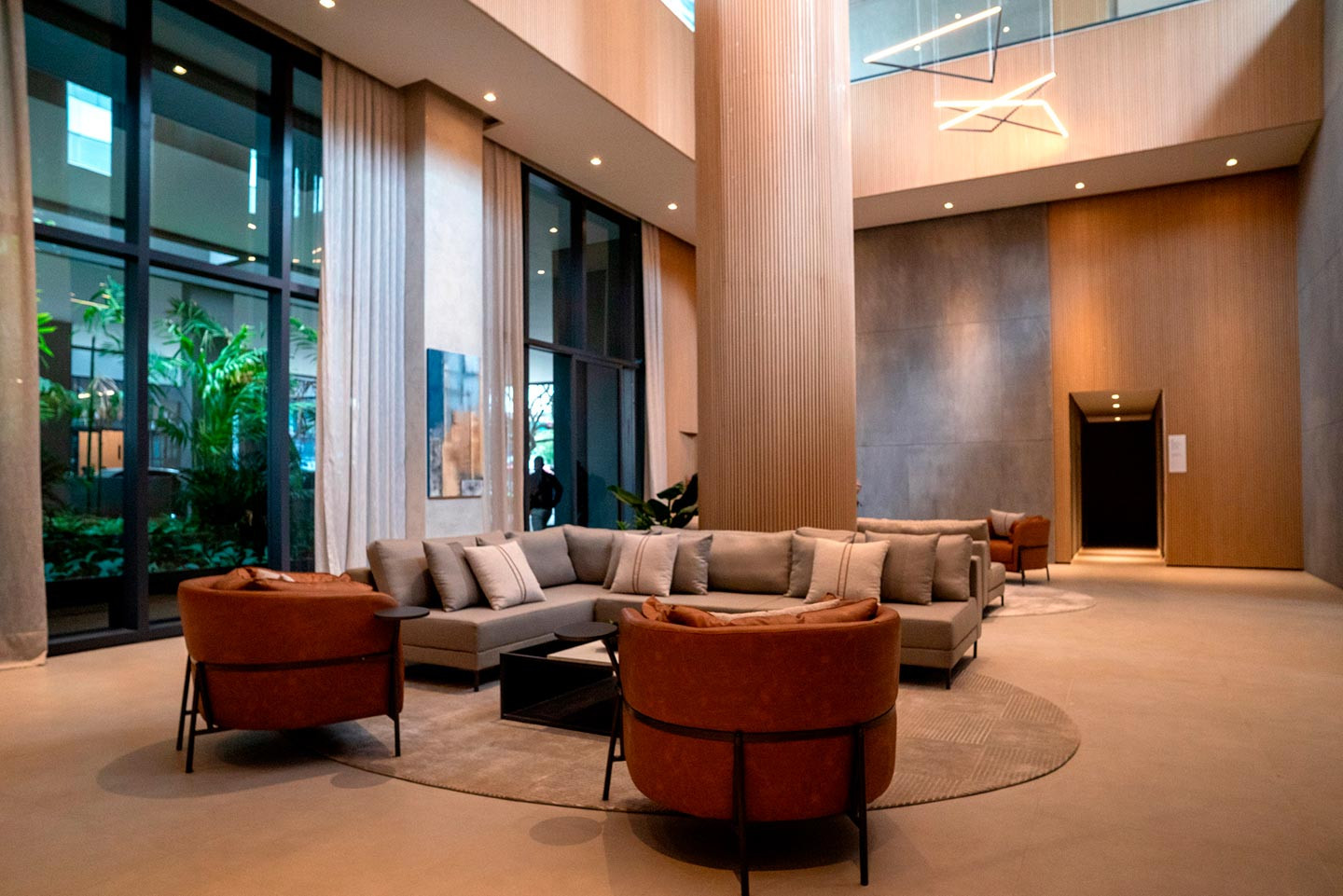 Hall social com pé-direito triplo - Torre Residences
