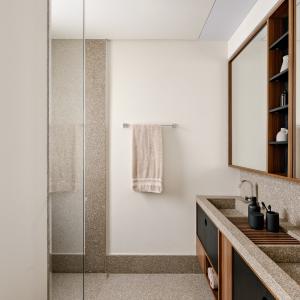 Real photo of the master suite bathroom – decorated apartment, 124 m² option