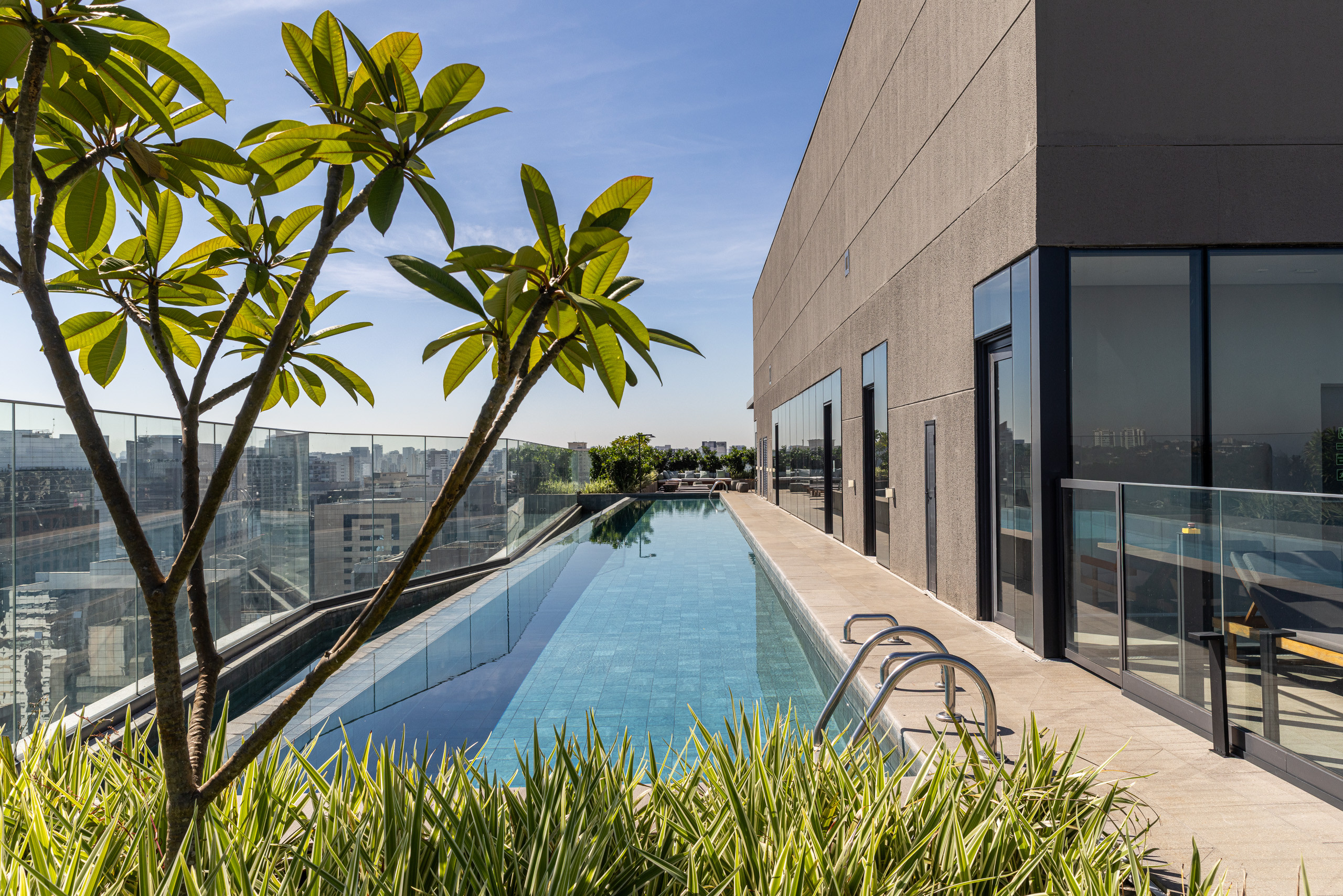 Foto real da piscina com raia de 25m da Torre Residences